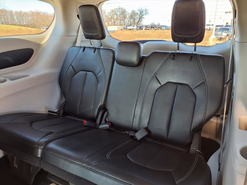 Used 2024 Chrysler Pacifica Touring-L image 26