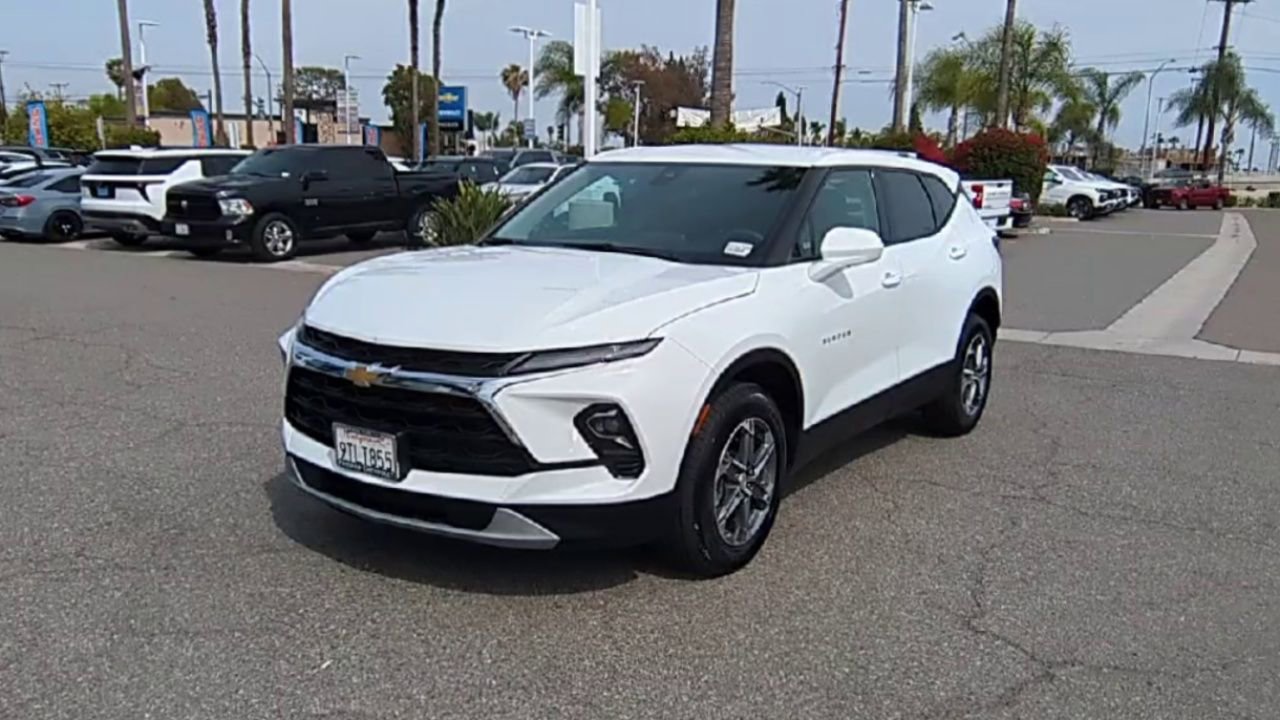 Used 2025 Chevrolet Blazer LT AWD/4WD image 3