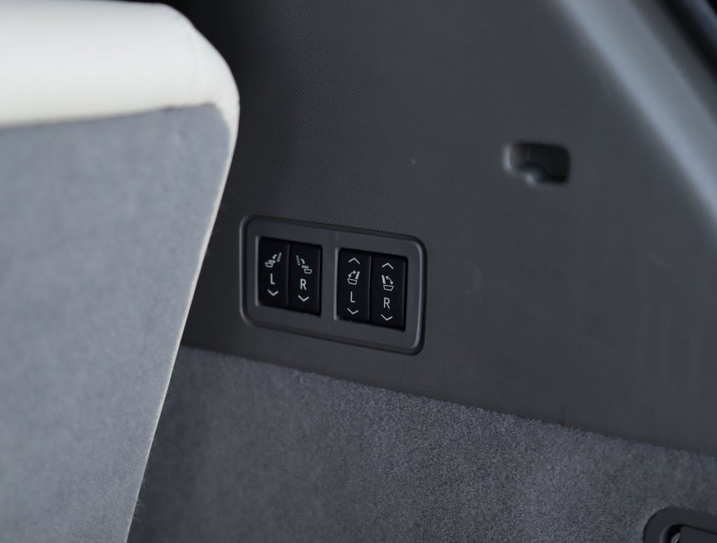 Used 2025 Cadillac XT6 Premium Luxury image 31