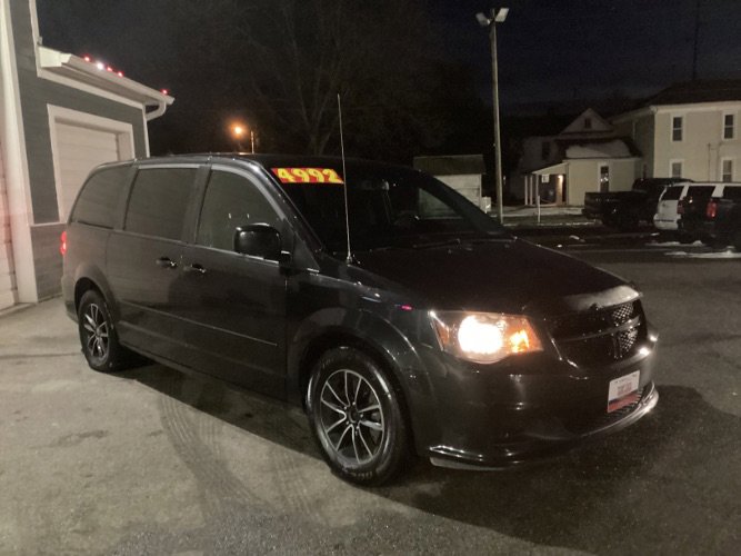 Used 2017 Dodge Grand Caravan SE image 3
