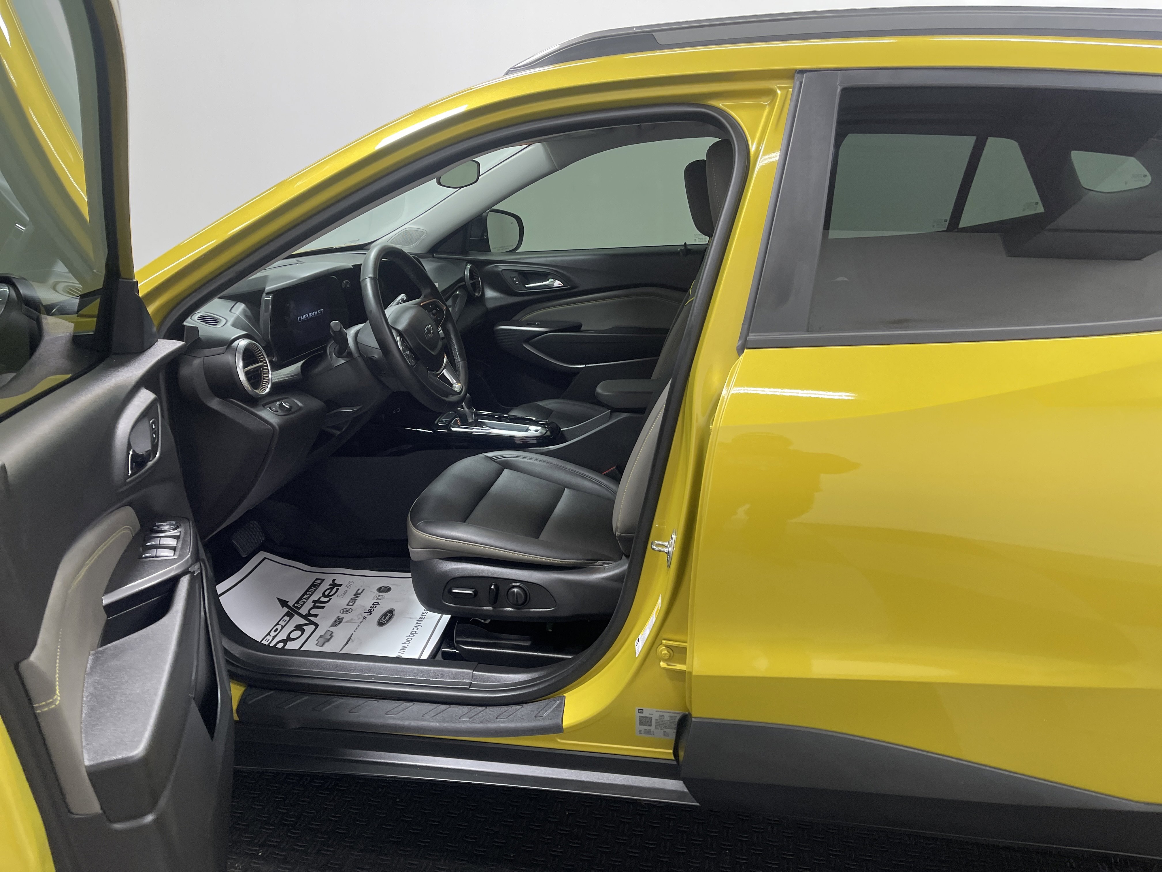 Used 2025 Chevrolet Trax ACTIV w/ Sunroof Package image 9