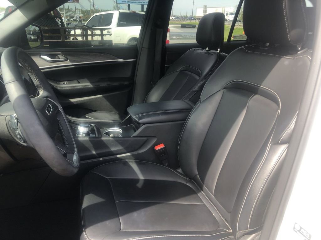 Used 2025 Jeep Grand Cherokee Limited w/ Black Appearance Package AWD/4WD image 22