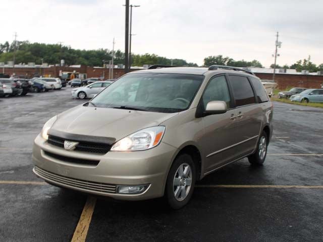 Used 2004 Toyota Sienna XLE w/ XLE Pkg 16 FWD image 2
