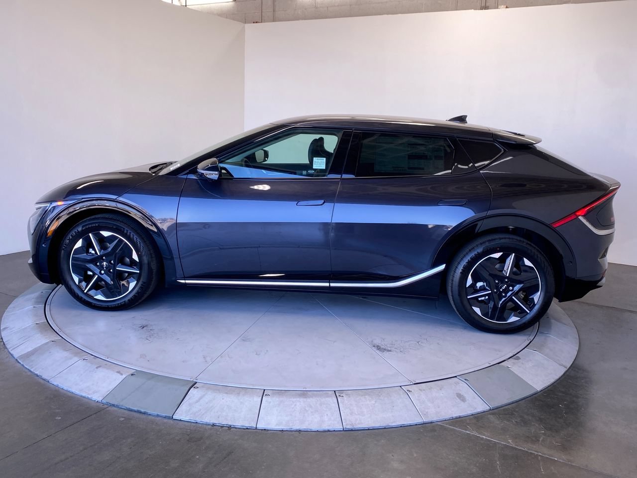New 2026 Kia EV6 Wind RWD image 2