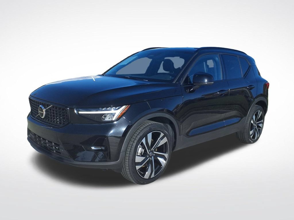Certified 2023 Volvo XC40 B5 Plus w/ Climate Package AWD/4WD image 4