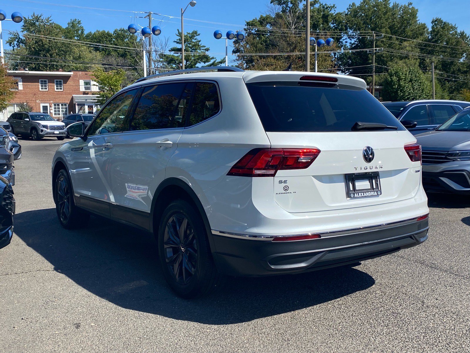 Certified 2023 Volkswagen Tiguan SE w/ Panoramic Sunroof Package AWD/4WD image 5
