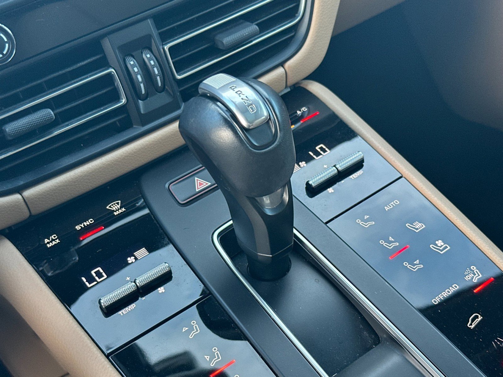 Certified 2023 Porsche Macan w/ Premium Package Plus image 22