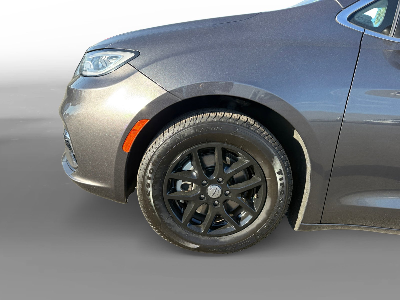 Used 2023 Chrysler Pacifica Touring-L image 9