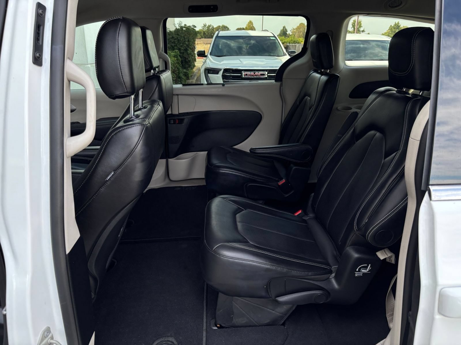 Used 2024 Chrysler Pacifica Touring-L FWD image 27