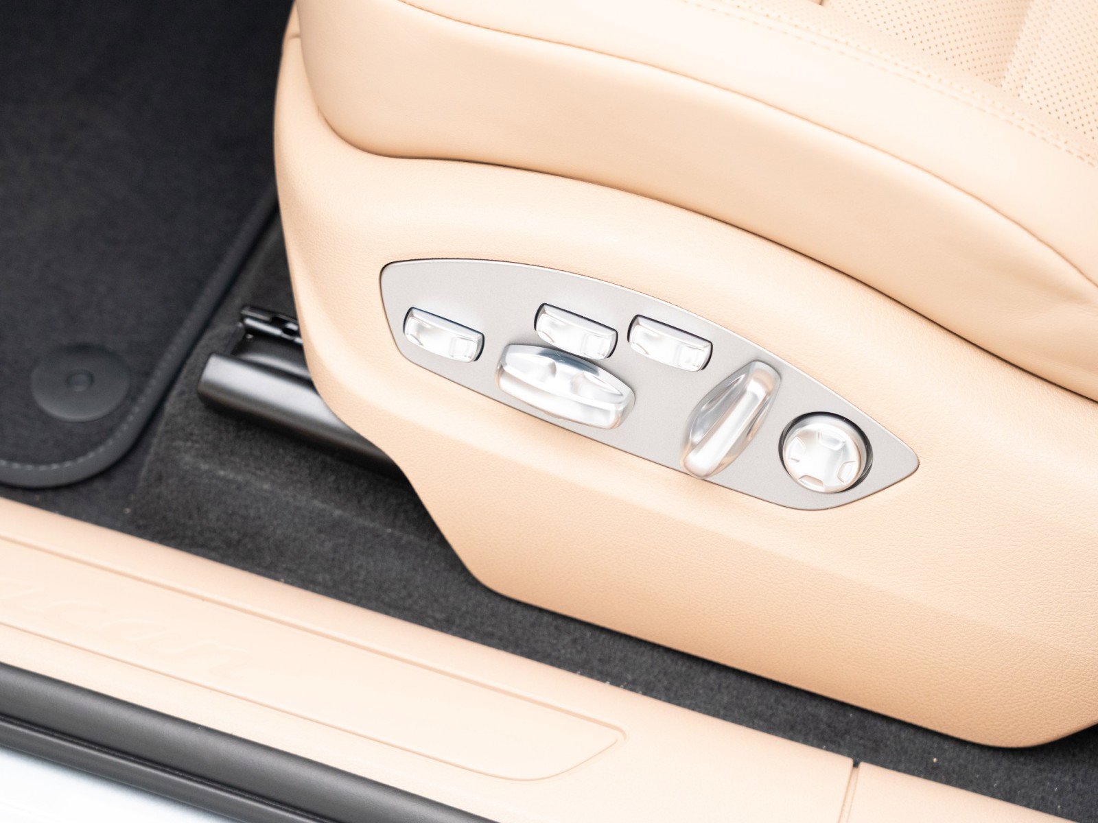 New 2026 Porsche Macan image 16