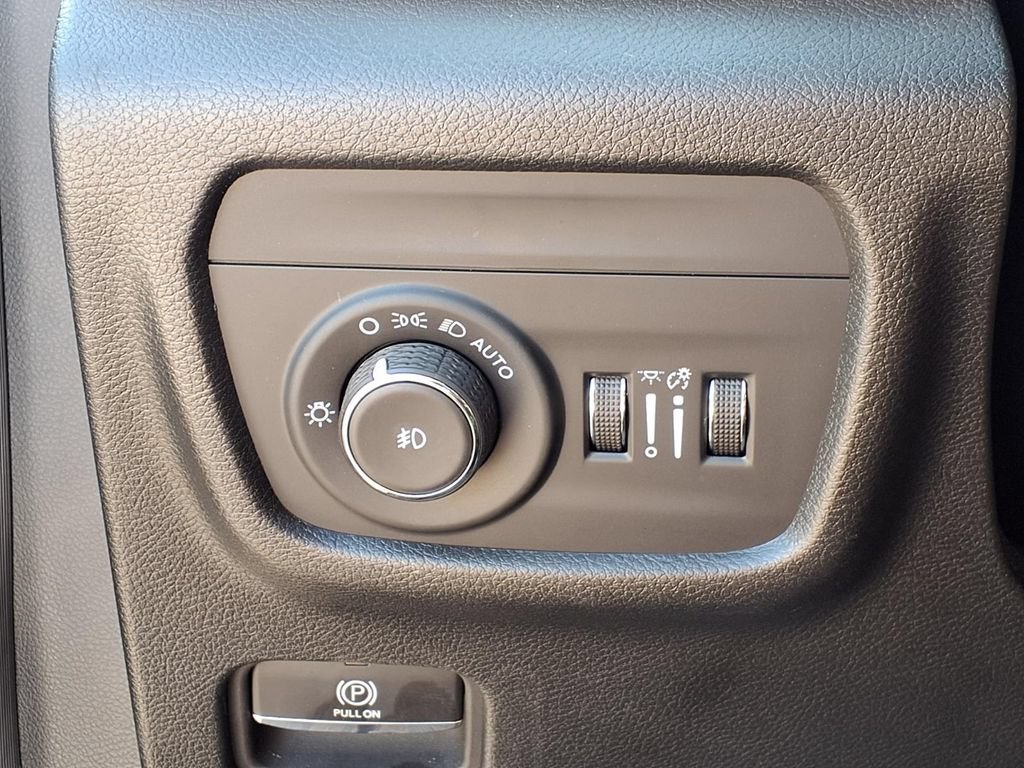 Used 2024 Jeep Grand Cherokee Limited RWD image 16