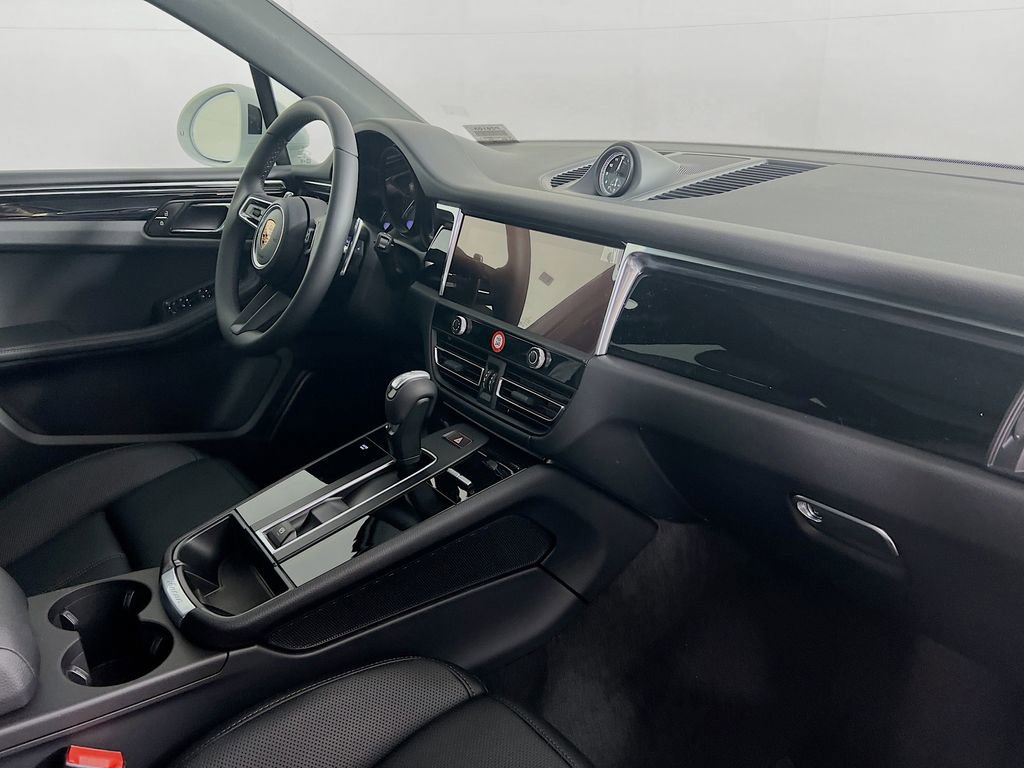 Certified 2026 Porsche Macan AWD/4WD image 31