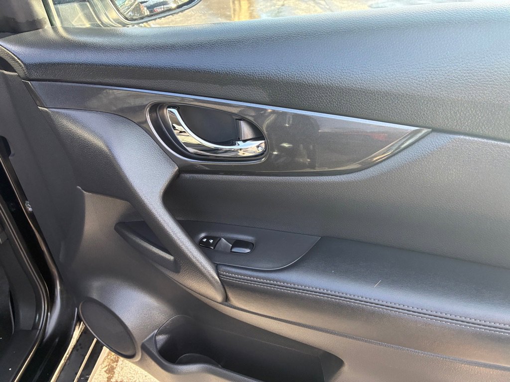 Used 2018 Nissan Rogue SV w/ Premium Package image 31