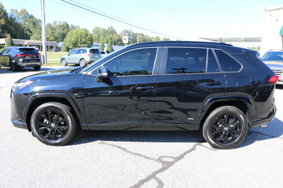 Used 2022 Toyota RAV4 SE AWD/4WD image 2