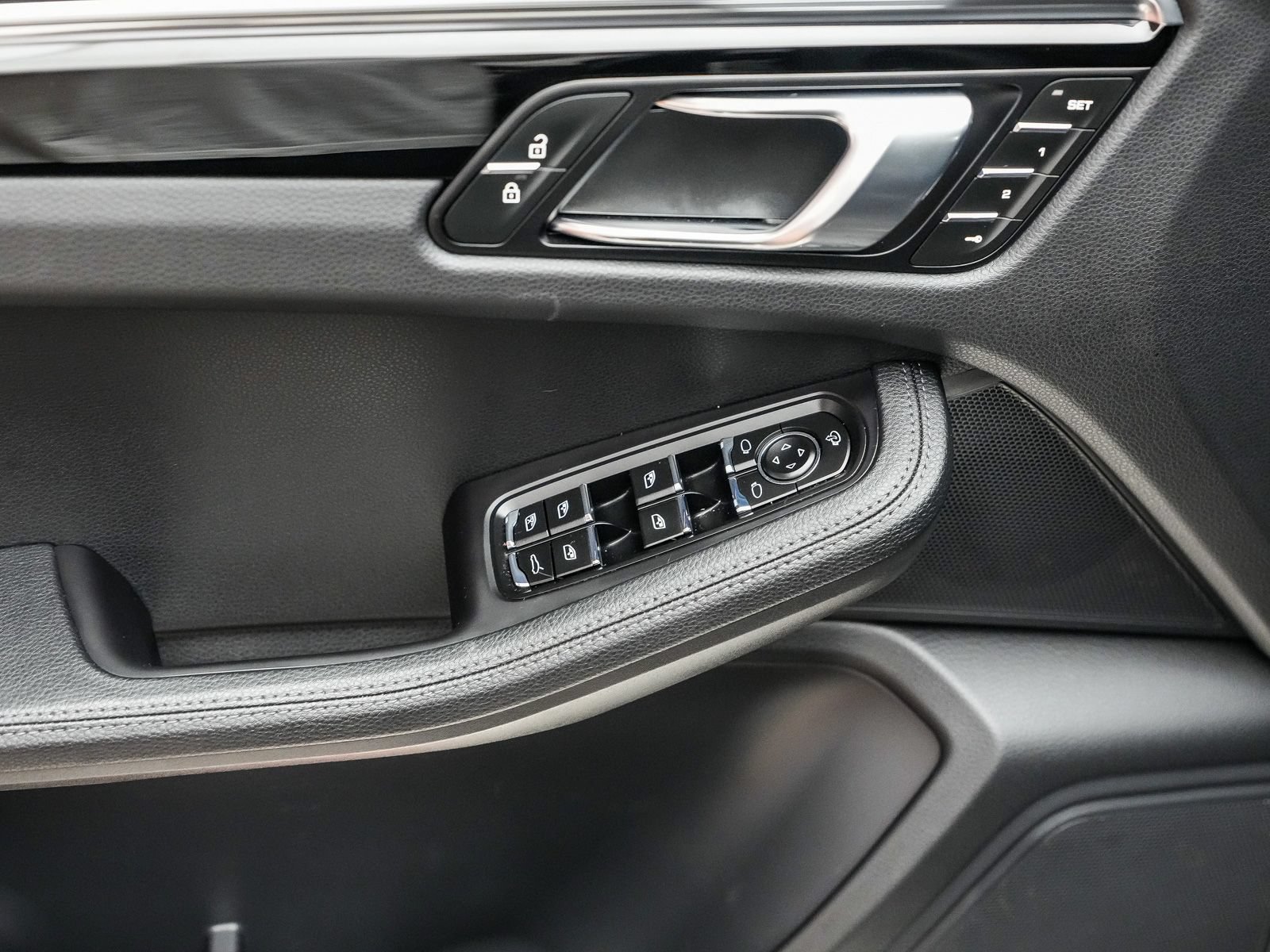 Certified 2024 Porsche Macan AWD/4WD image 25