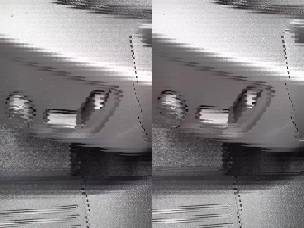 New 2025 Volvo XC40 B5 Plus w/ Climate Package image 17