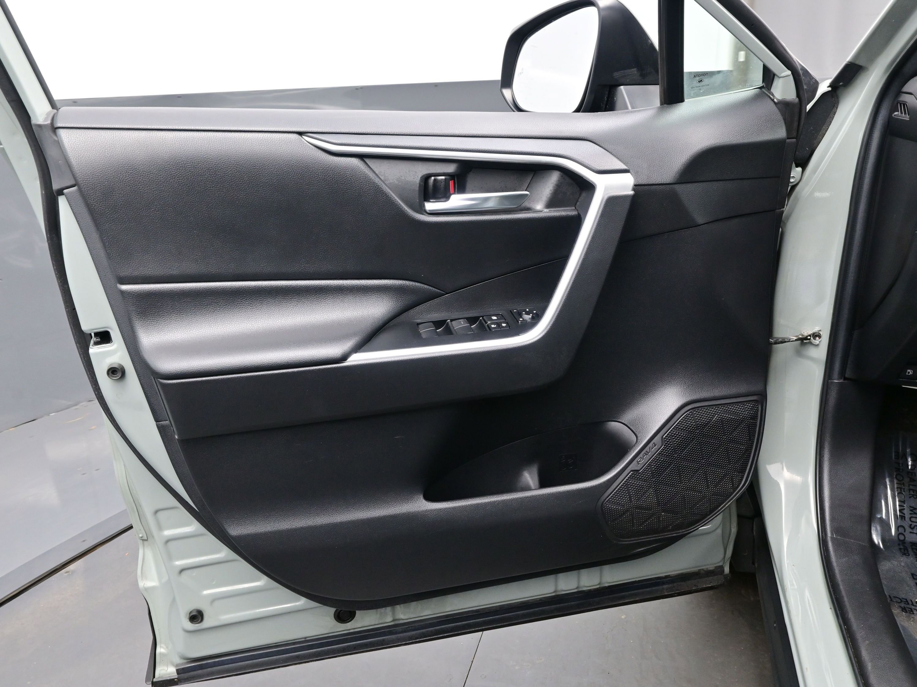 Used 2021 Toyota RAV4 XLE w/ Convenience Package image 9