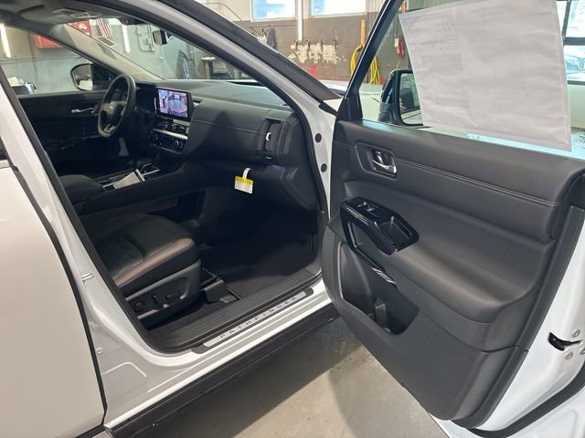 New 2026 Nissan Pathfinder Platinum image 13