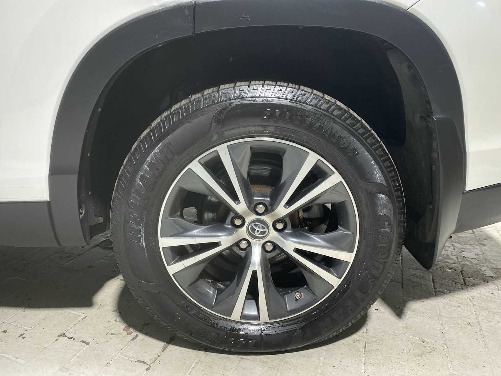 Used 2019 Toyota Highlander Plus AWD/4WD image 8