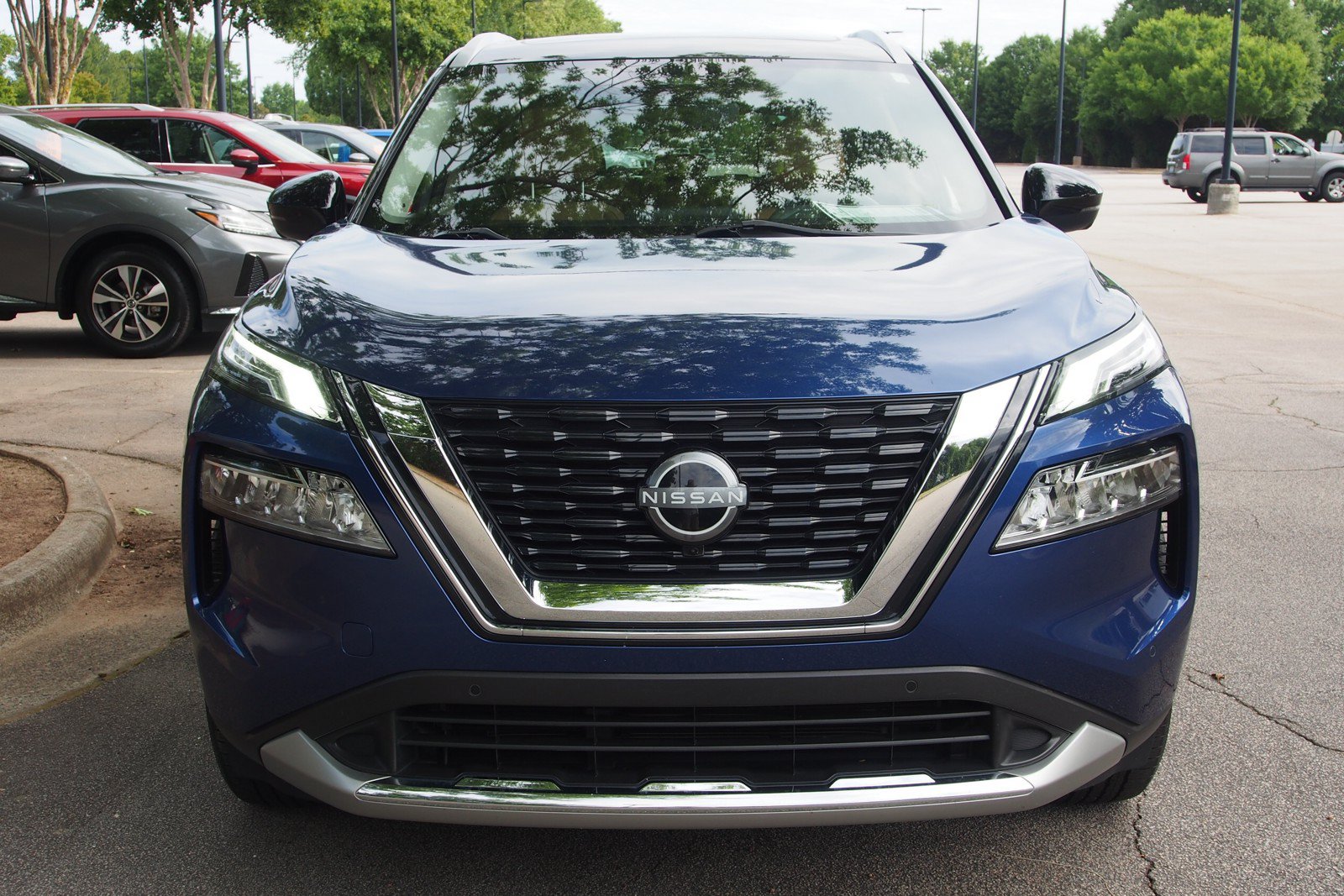 Used 2023 Nissan Rogue Platinum AWD/4WD image 2