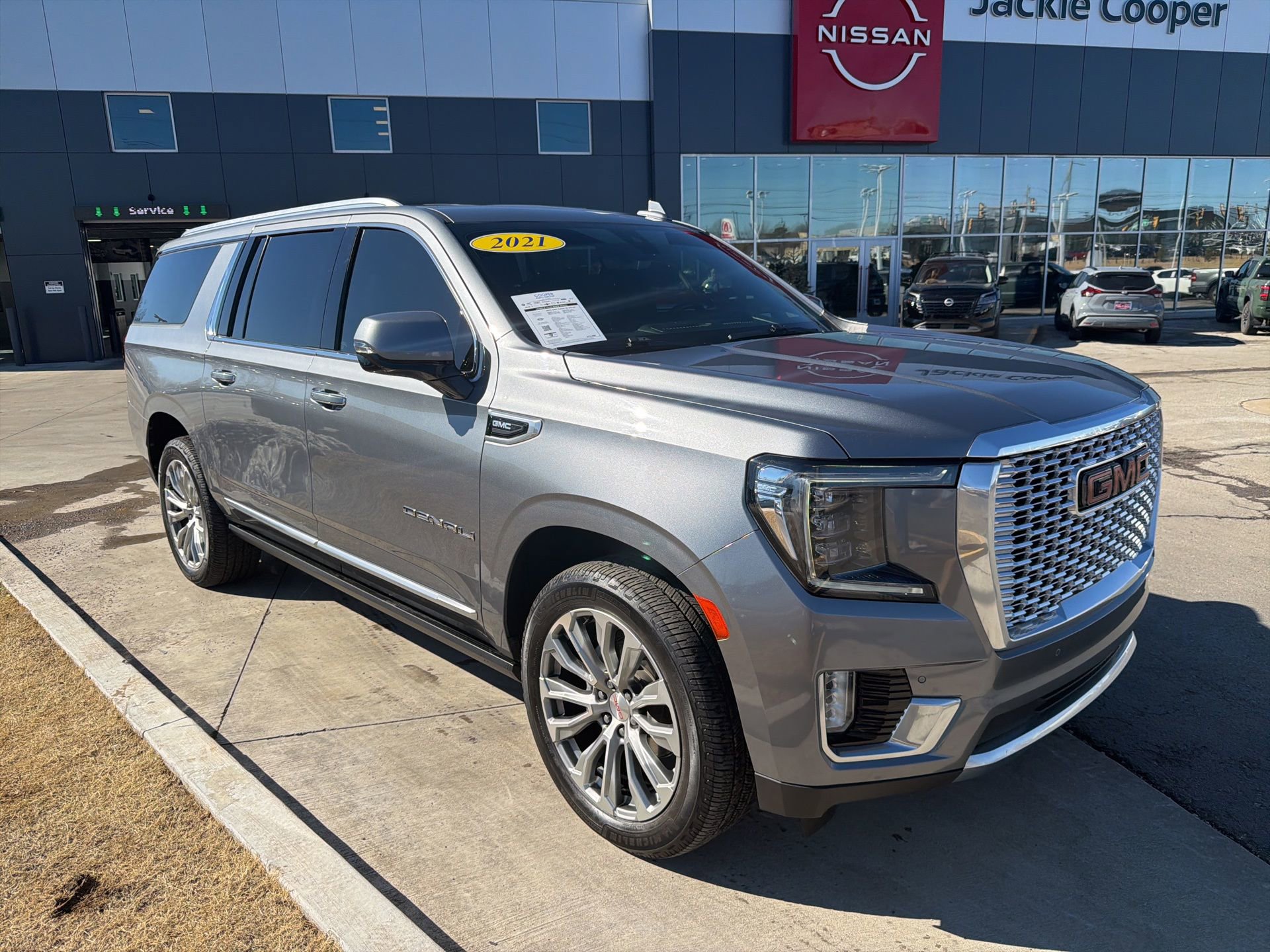 Used 2021 GMC Yukon XL Denali w/ Denali Premium Package image 3