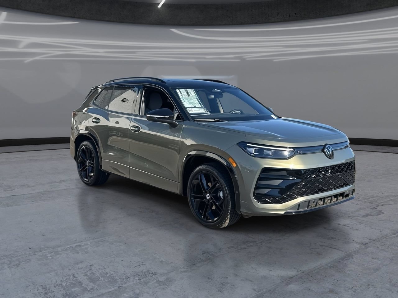 New 2026 Volkswagen Tiguan SE R-Line FWD image 2