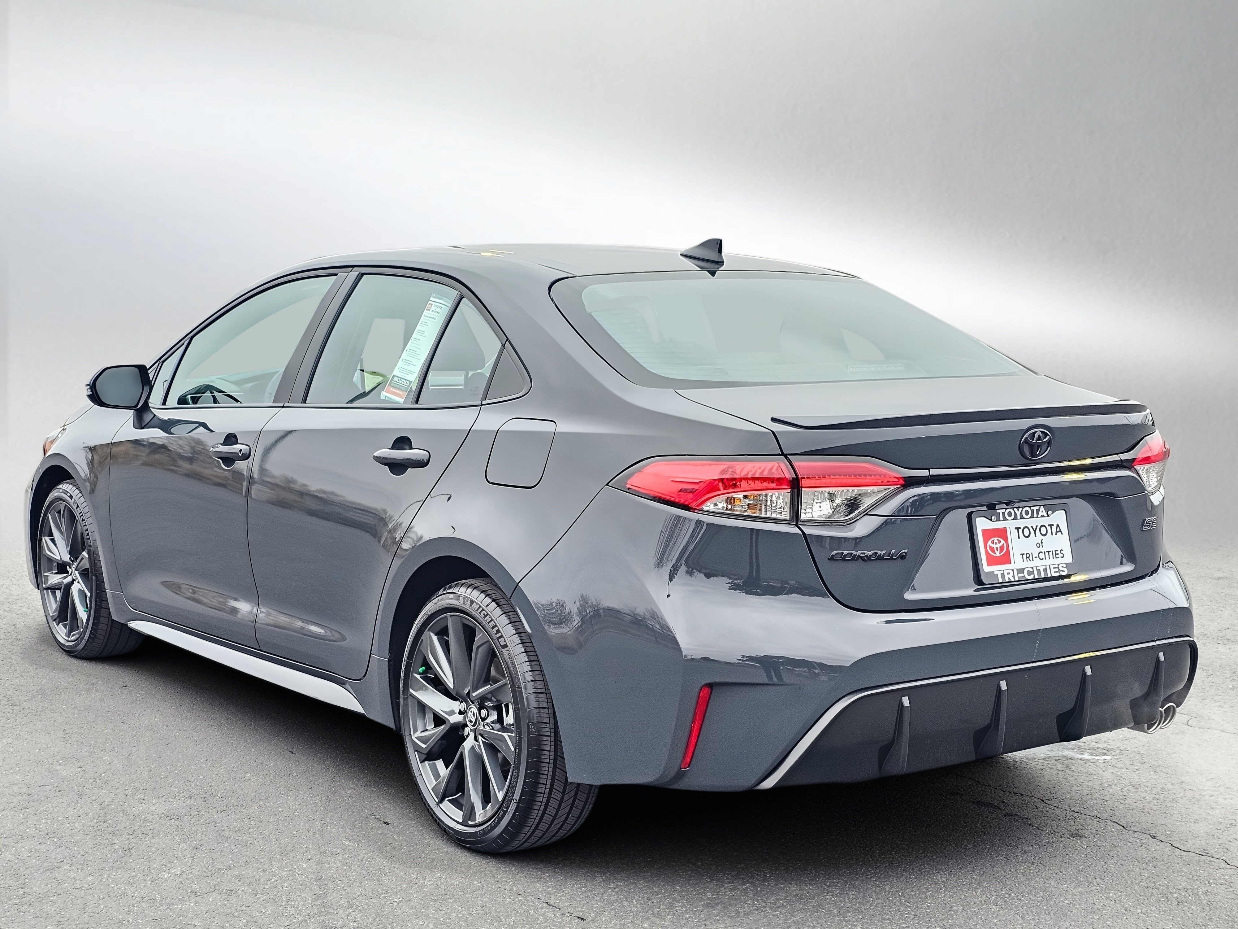 Used 2025 Toyota Corolla SE image 3