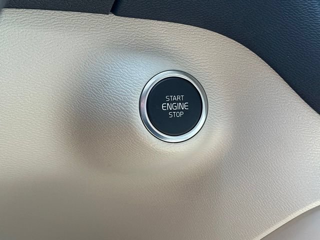 Certified 2025 Volvo XC40 B5 Plus AWD/4WD image 28