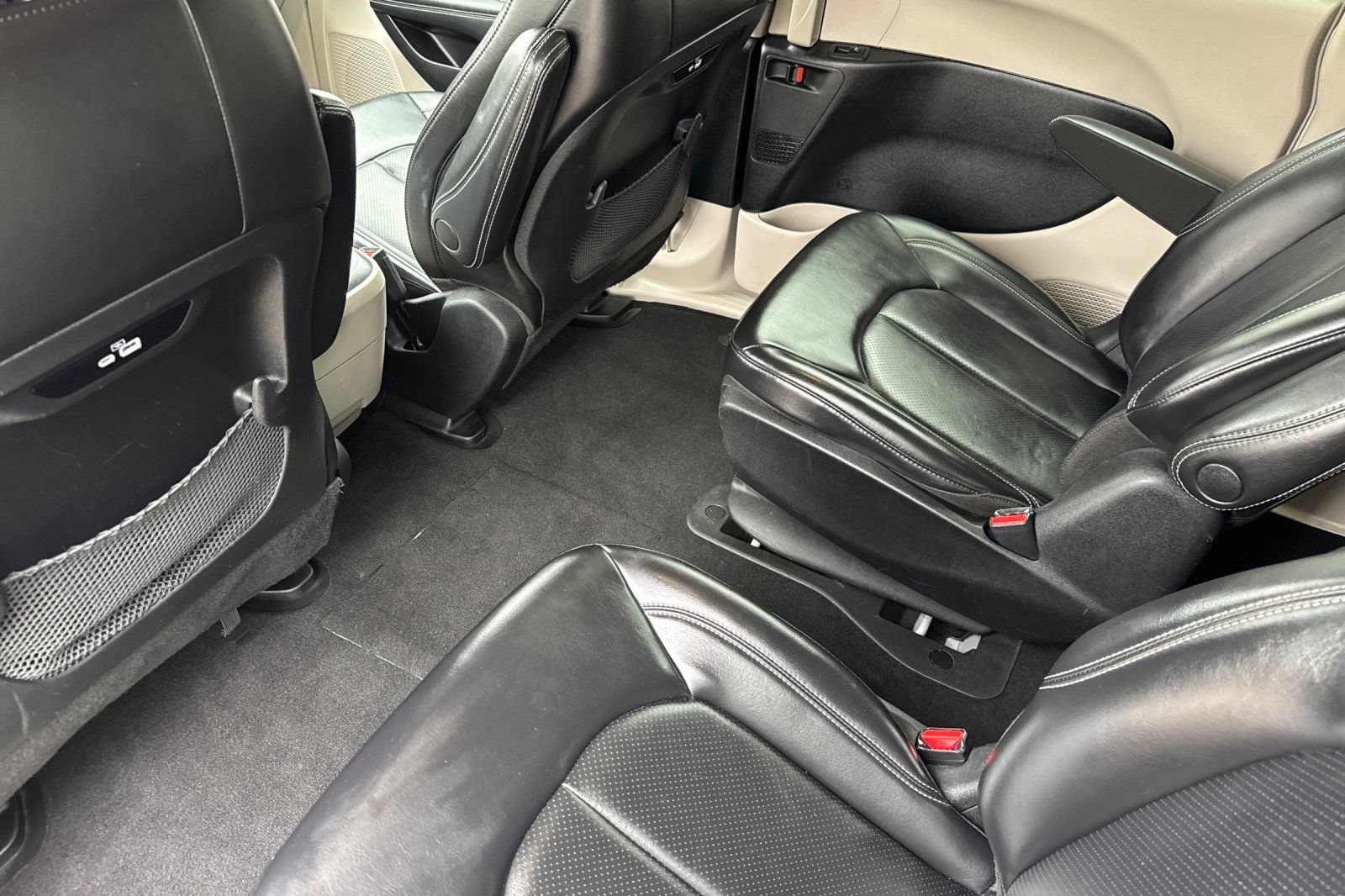 Used 2023 Chrysler Pacifica Touring-L FWD image 12