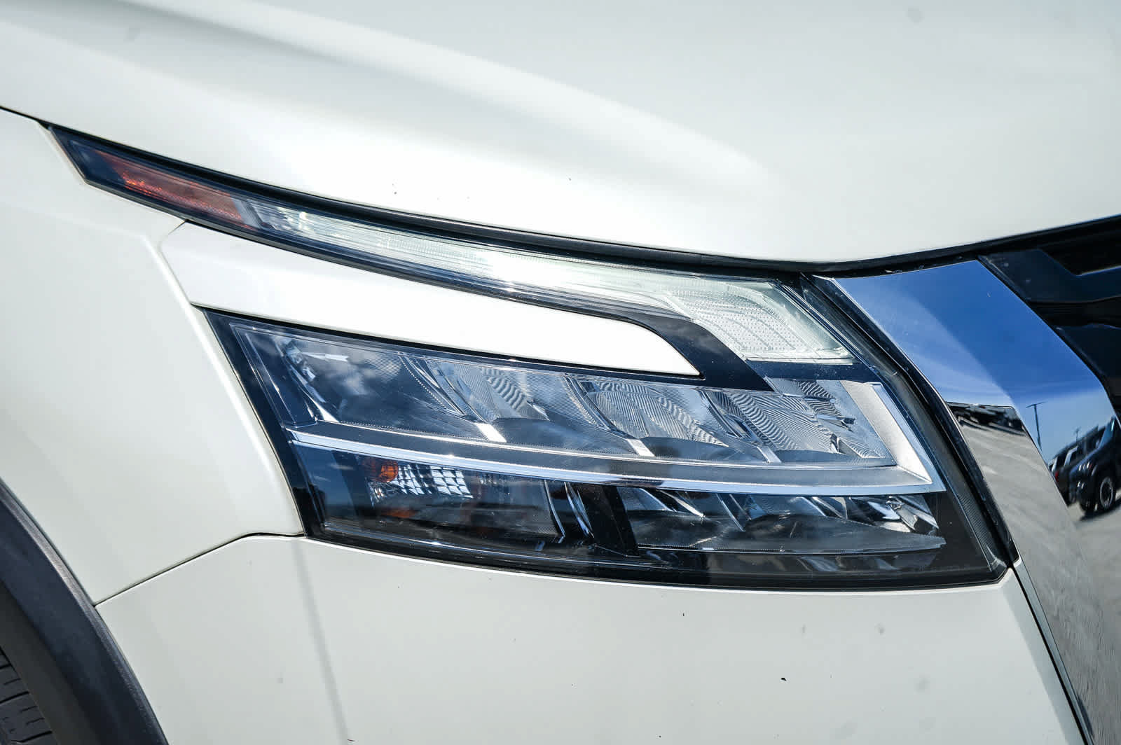Used 2023 Nissan Pathfinder SL w/ Lighting Package (N92) FWD image 4