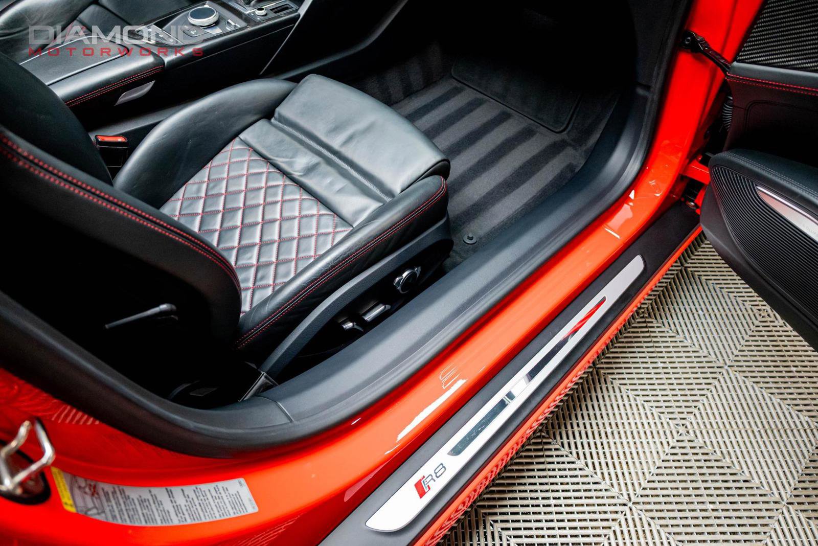 Used 2018 Audi R8 V10 w/ Carbon Exterior Package image 75