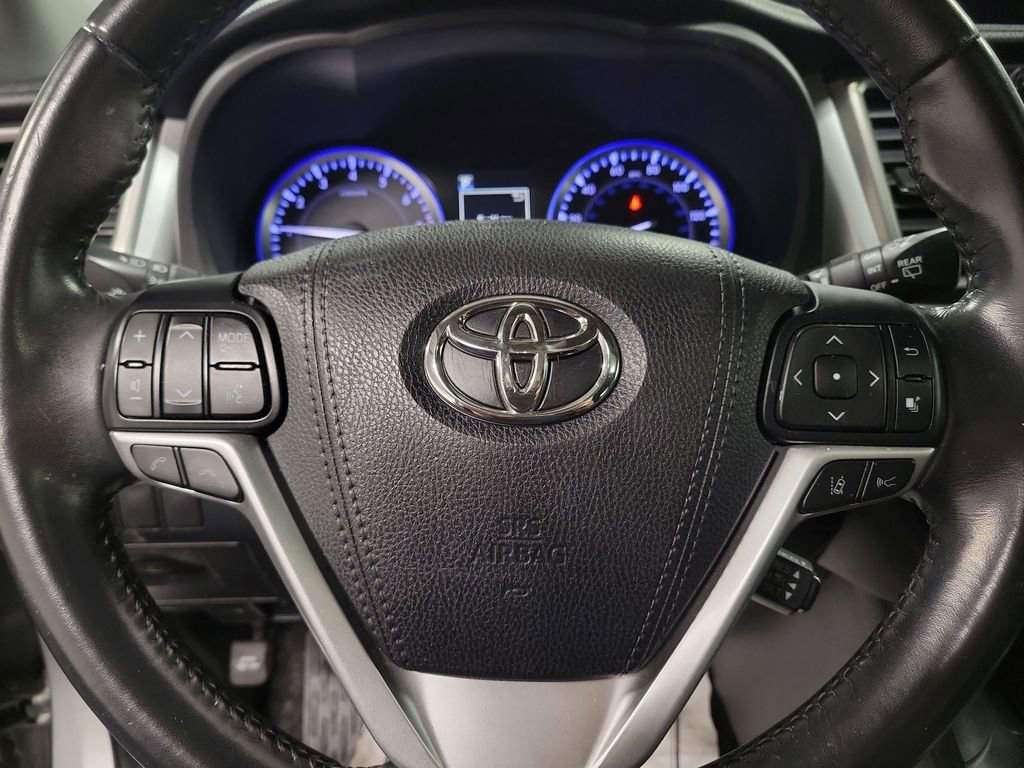 Used 2018 Toyota Highlander SE image 18