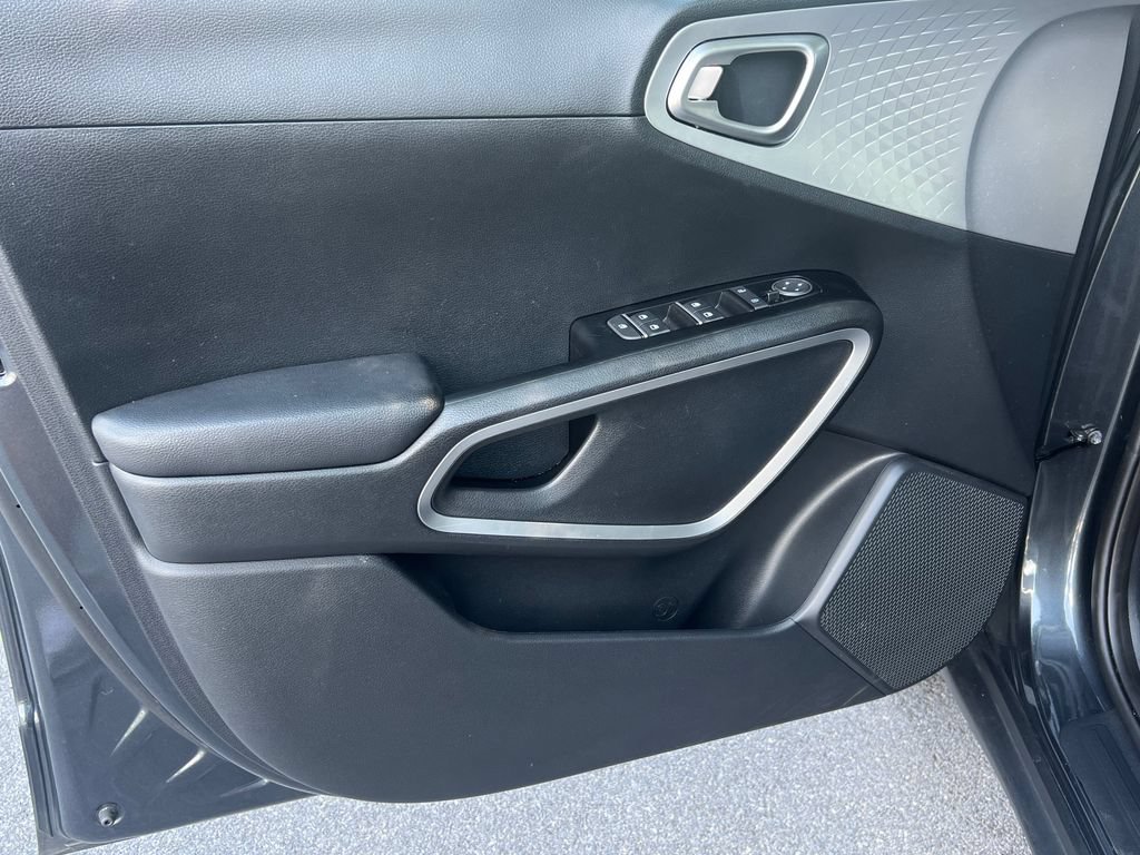 Used 2025 Kia Soul LX w/ LX Technology Package FWD image 17