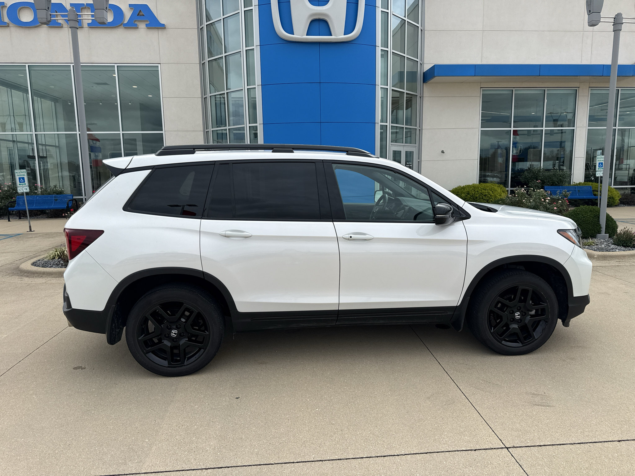 Used 2024 Honda Passport Black Edition image 4