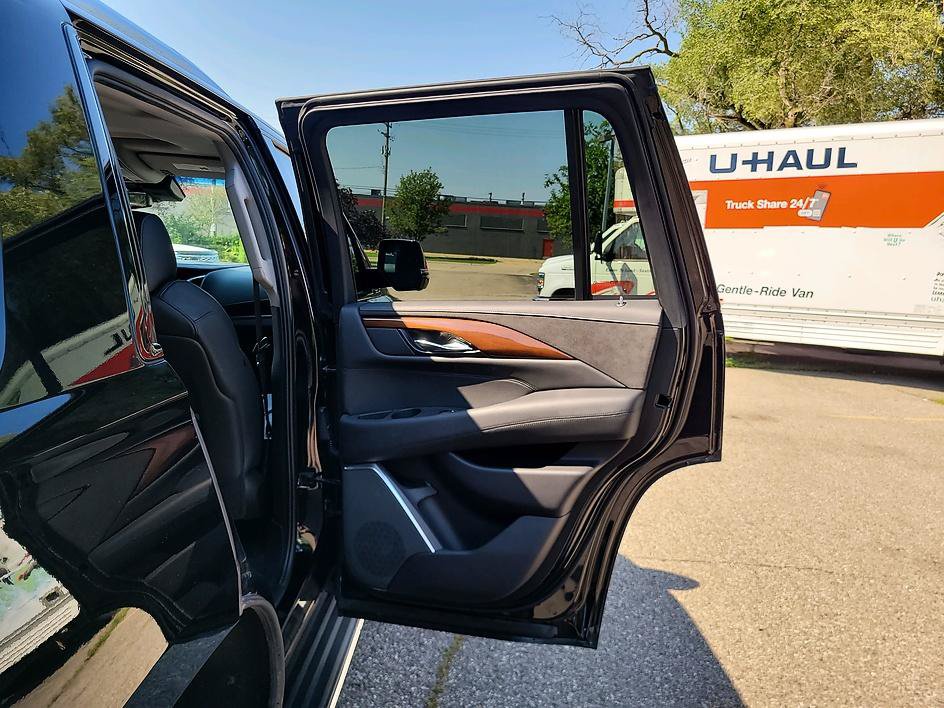 Used 2020 Cadillac Escalade Luxury w/ Escalade Sport Edition AWD/4WD image 42