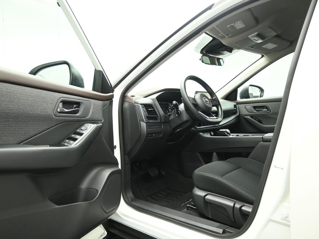 Used 2023 Nissan Rogue S image 9