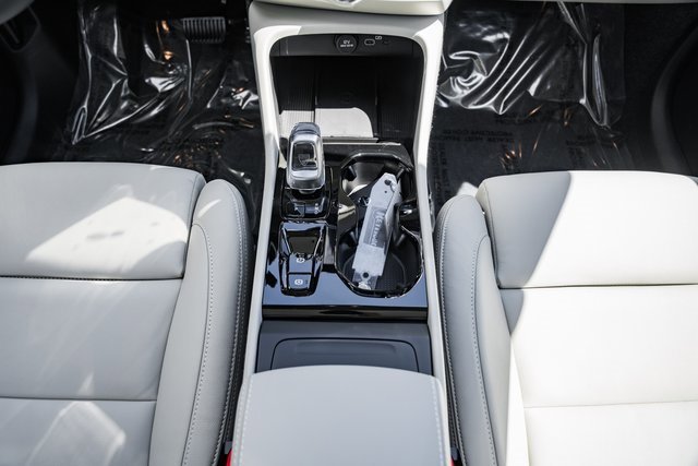 Certified 2025 Volvo XC40 B5 Plus w/ Protection Package Premier image 28