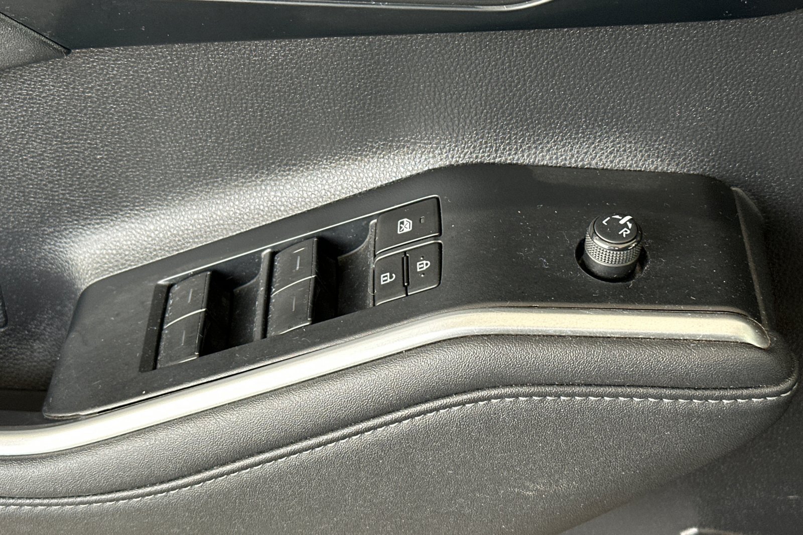 Used 2023 Toyota Highlander XLE AWD/4WD image 12