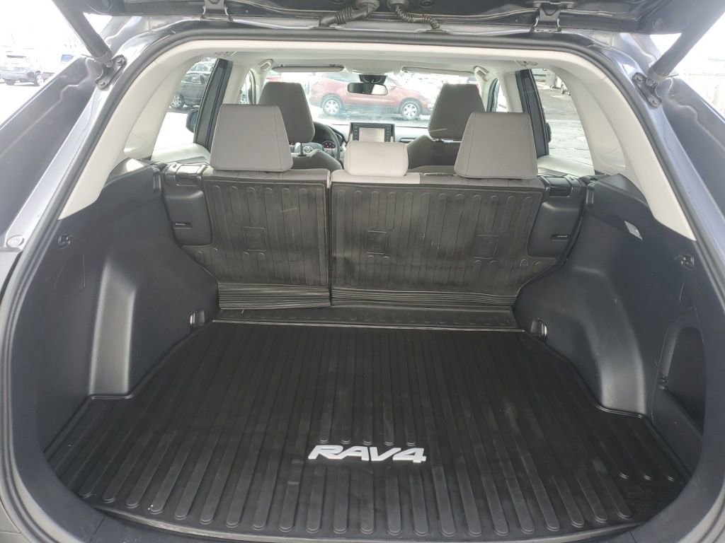 Used 2021 Toyota RAV4 XLE image 30