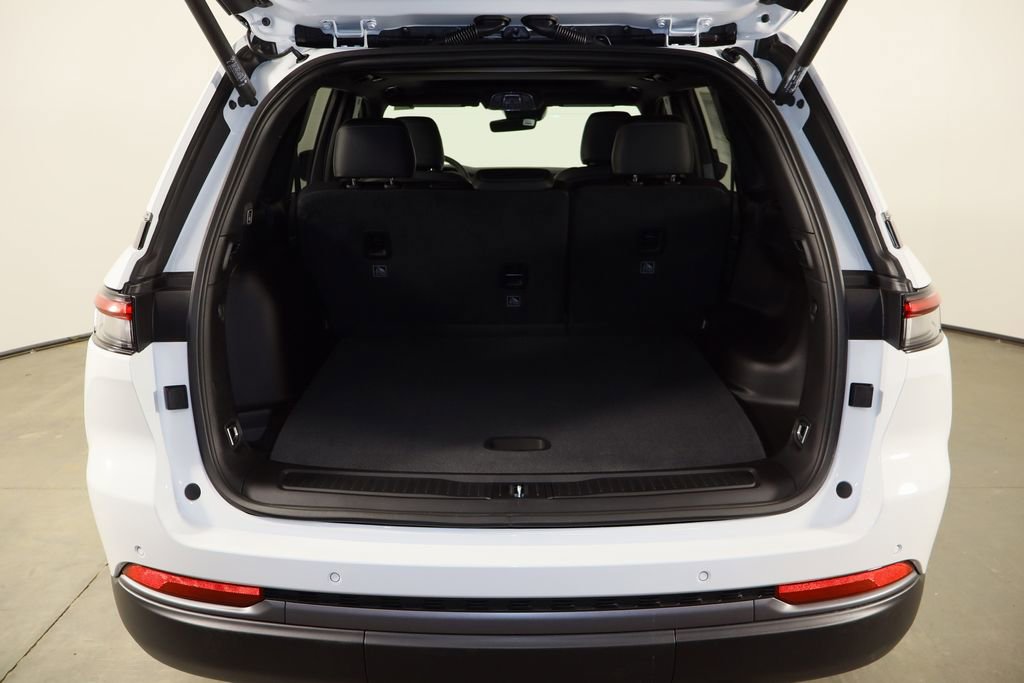 New 2026 Jeep Grand Cherokee Laredo image 18