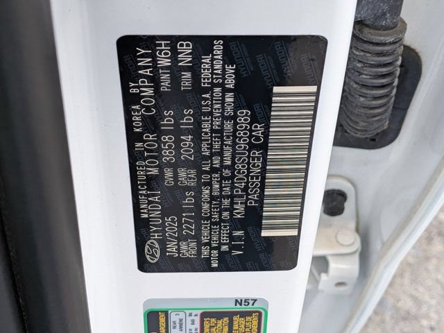 Used 2025 Hyundai Elantra Limited FWD image 12