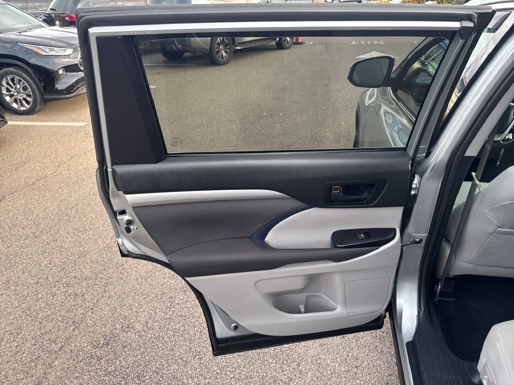 Used 2019 Toyota Highlander LE AWD/4WD image 40