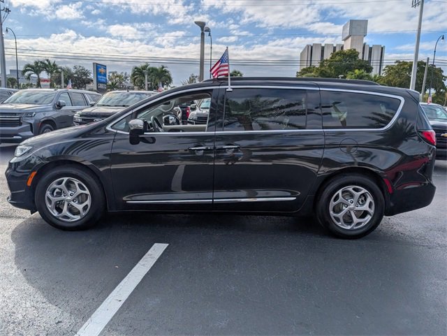 Used 2023 Chrysler Pacifica Limited image 45