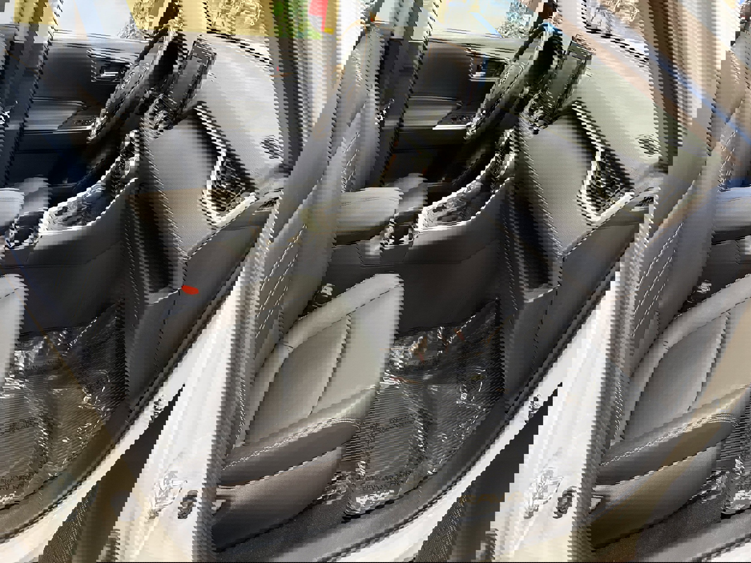 Used 2021 Toyota RAV4 XLE Premium image 17