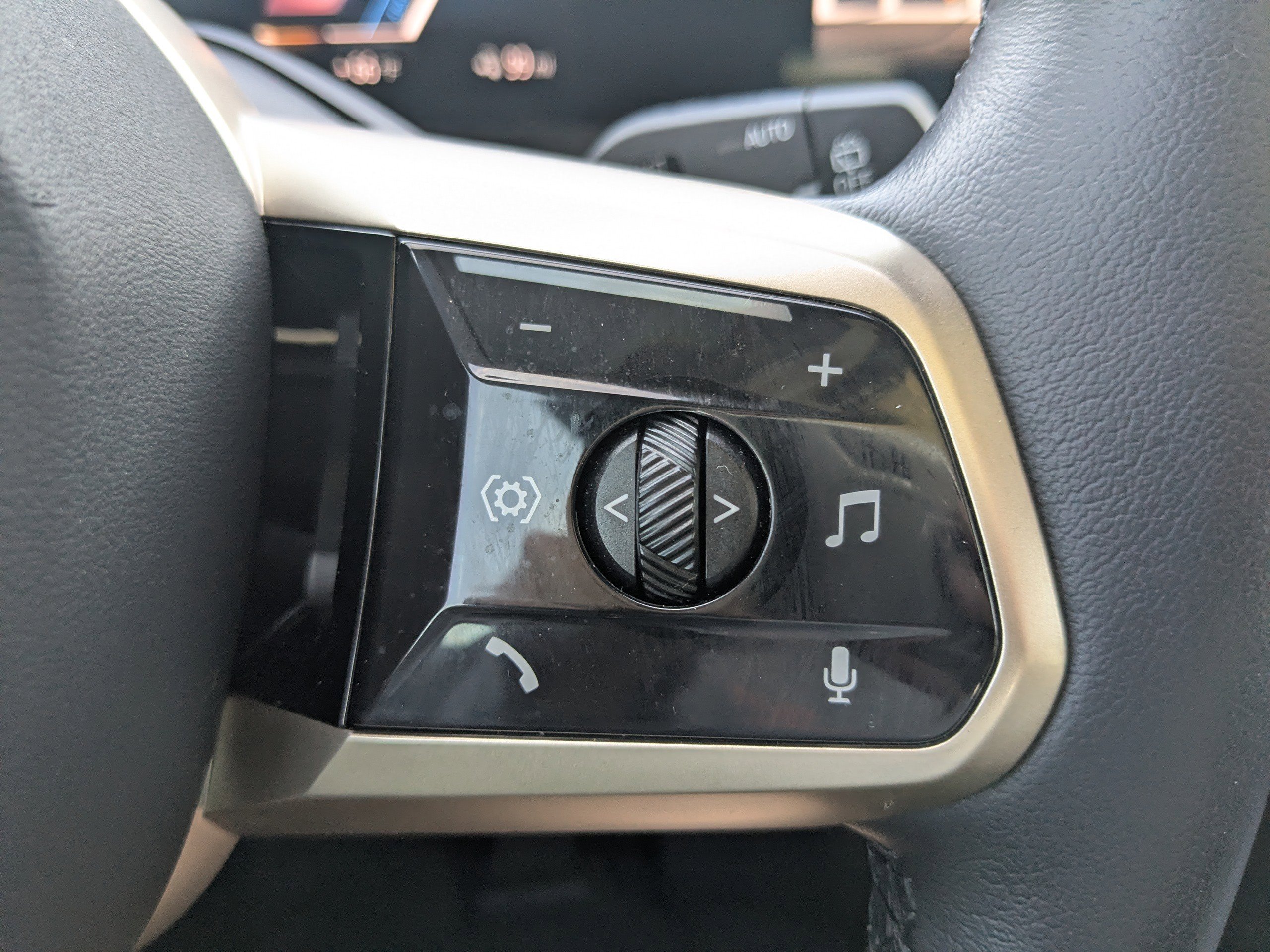 Used 2023 BMW iX xDrive50 w/ Sport Package image 31