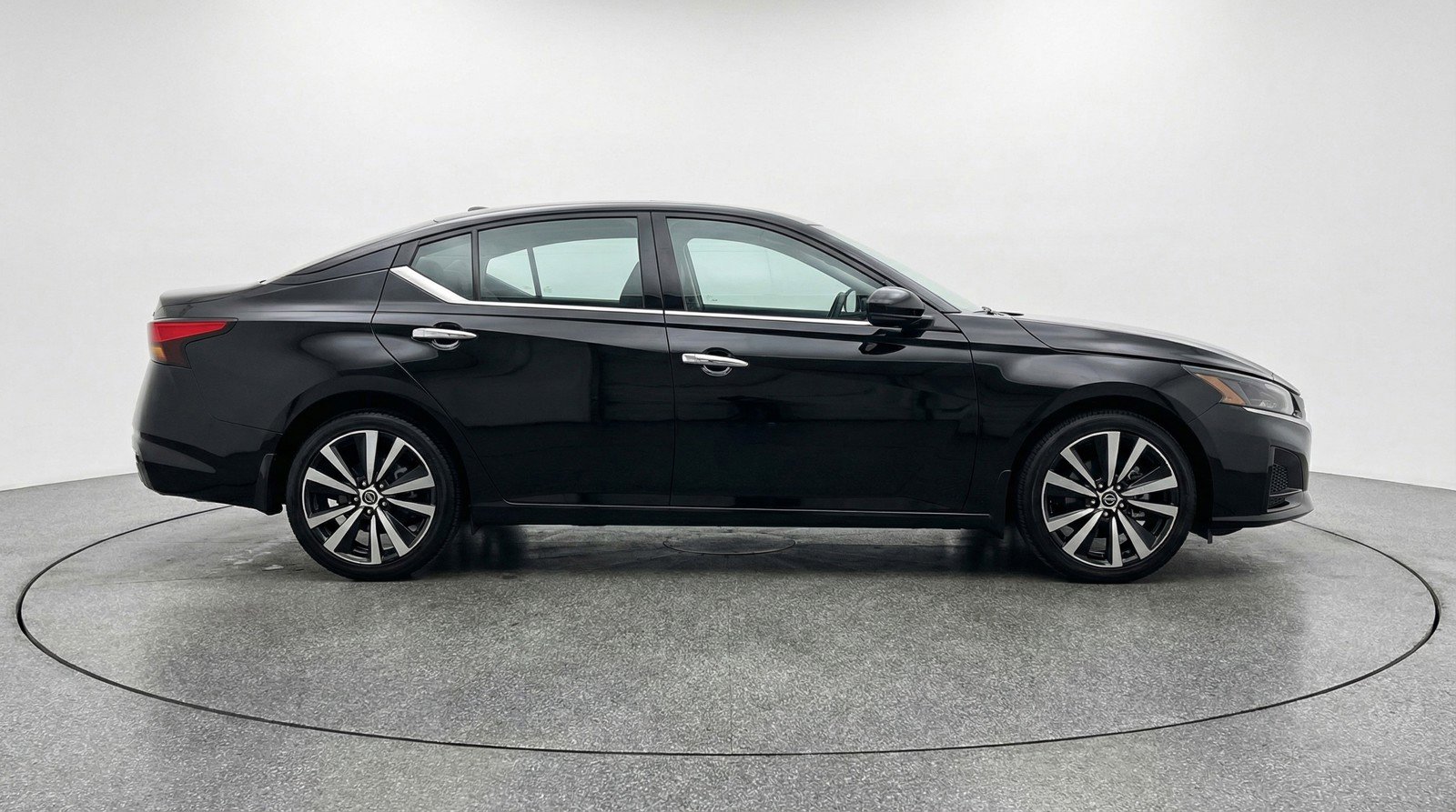 Used 2025 Nissan Altima 2.5 SV image 11