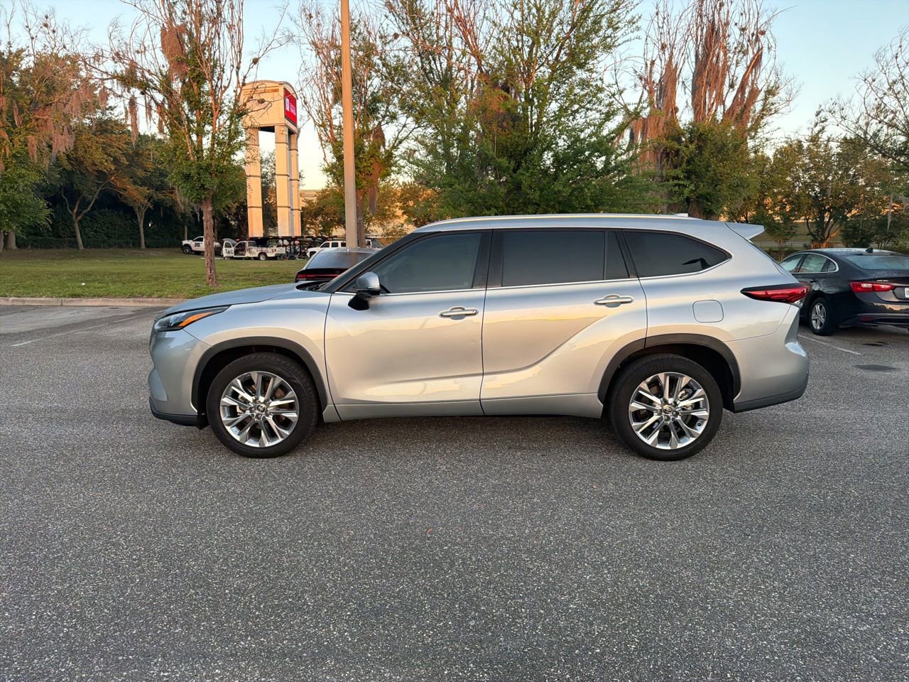 Used 2023 Toyota Highlander Limited image 2