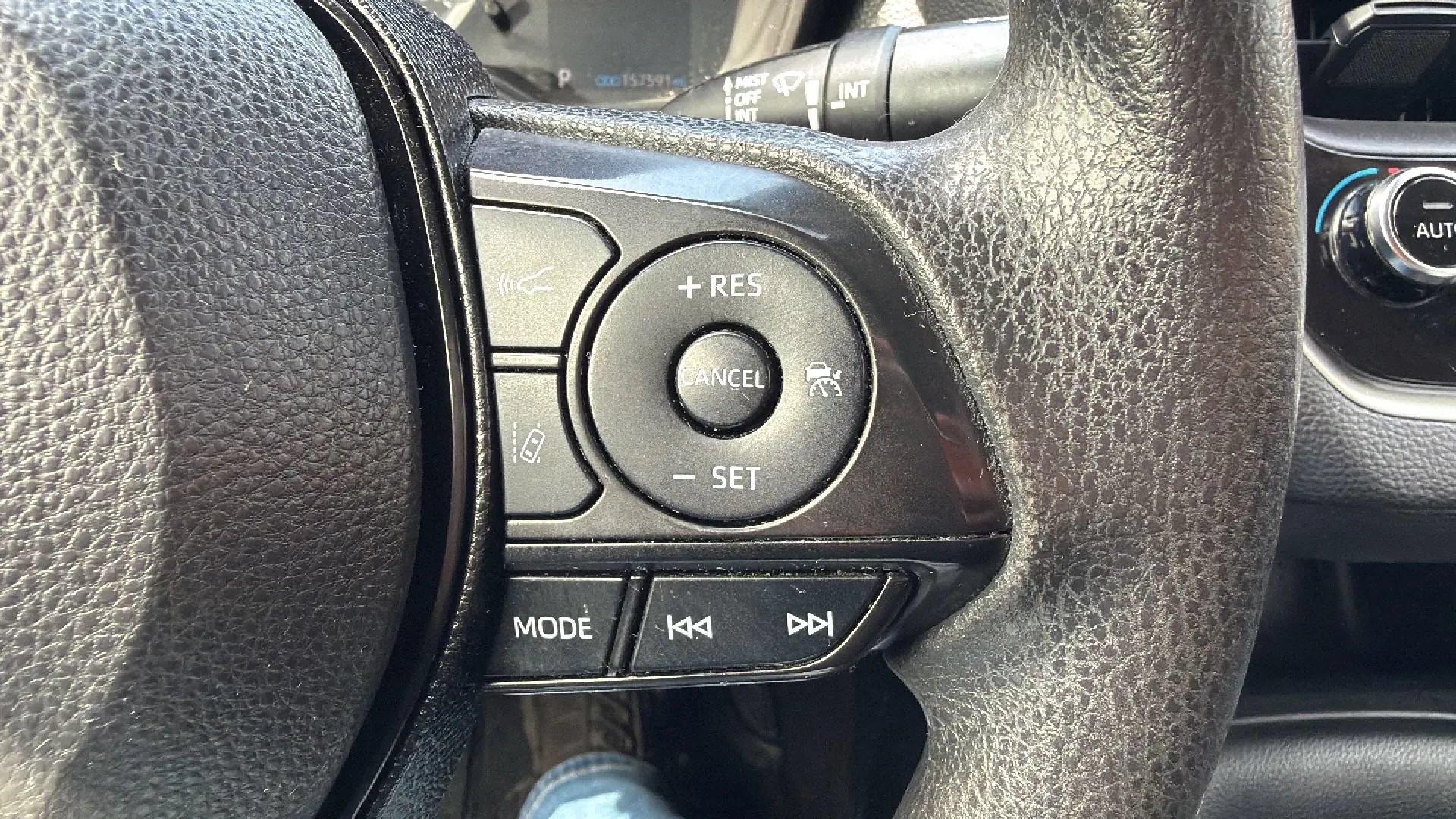 Used 2020 Toyota Corolla LE FWD image 11