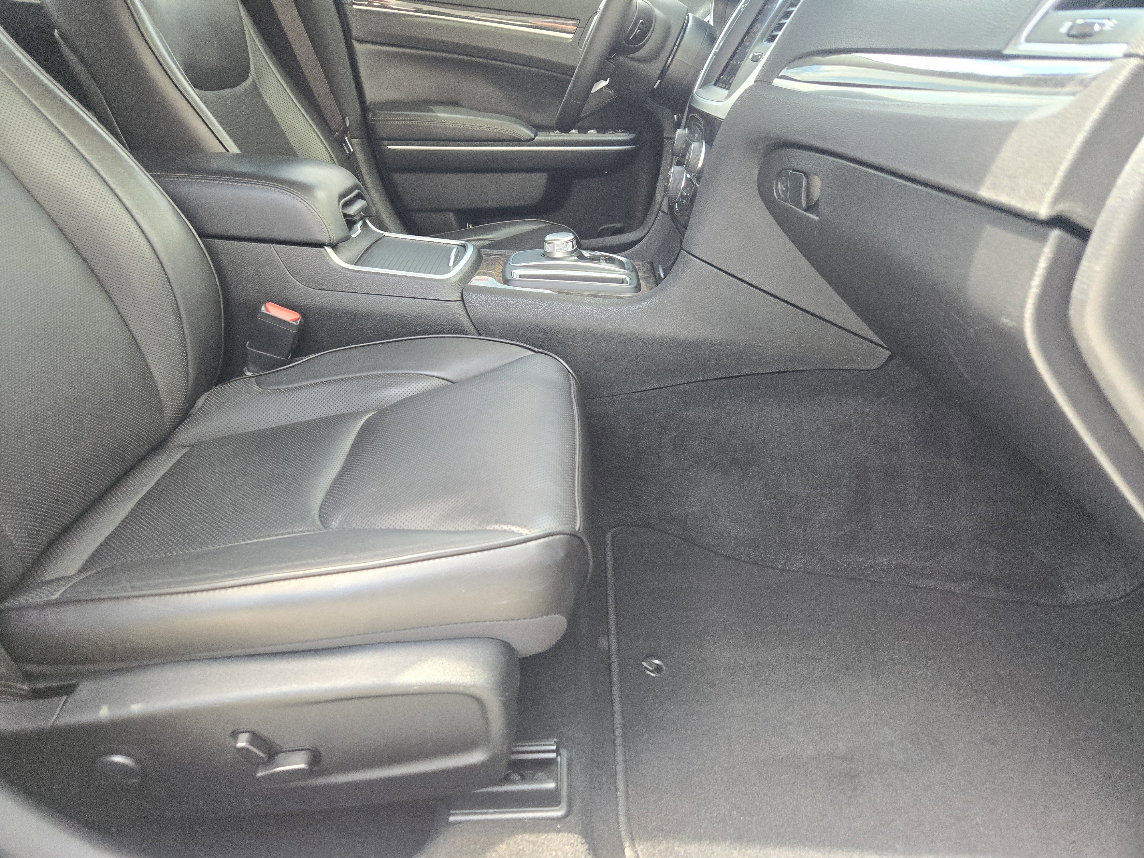 Used 2023 Chrysler 300 Touring L w/ Comfort Group RWD image 16