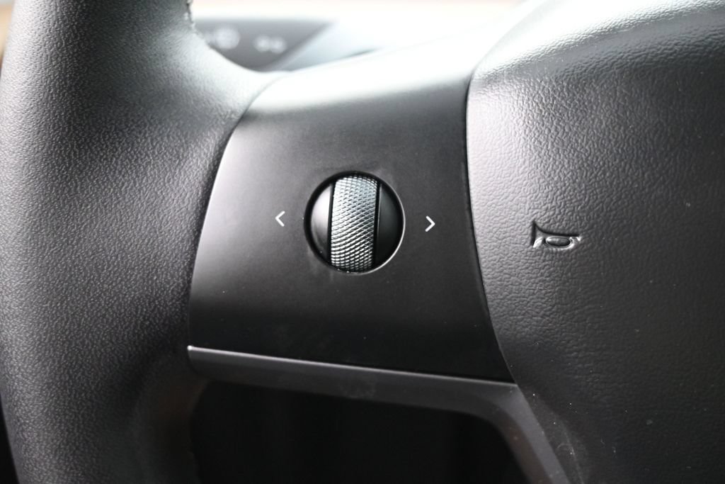 Used 2024 Tesla Model Y Long Range AWD/4WD image 18